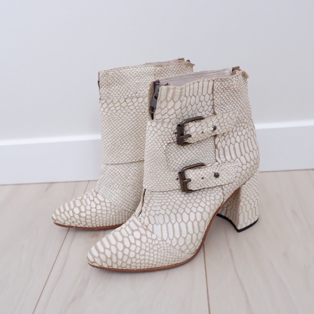 FREEBIRD BY STEVEN JOEY BOOTS IN WHITE SNAKE ✨ SIZE 9